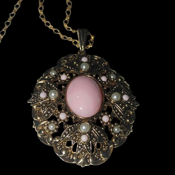 Avon Vintage Gold Tone Pendant Necklace Pink Faux Pearl Accents Oval Design - Picture 6 of 7